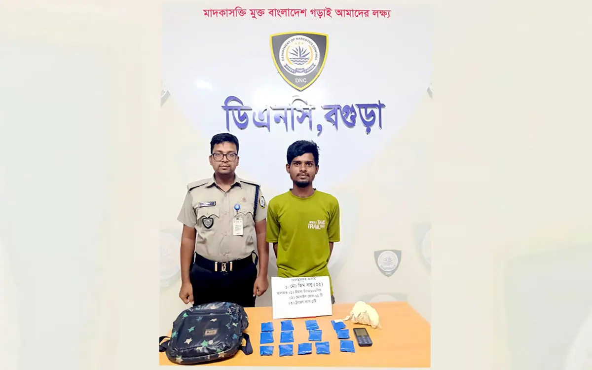 বগুড়ায় বাসের হেলপারের ব্যাগে ২,৬০০ ইয়াবা
