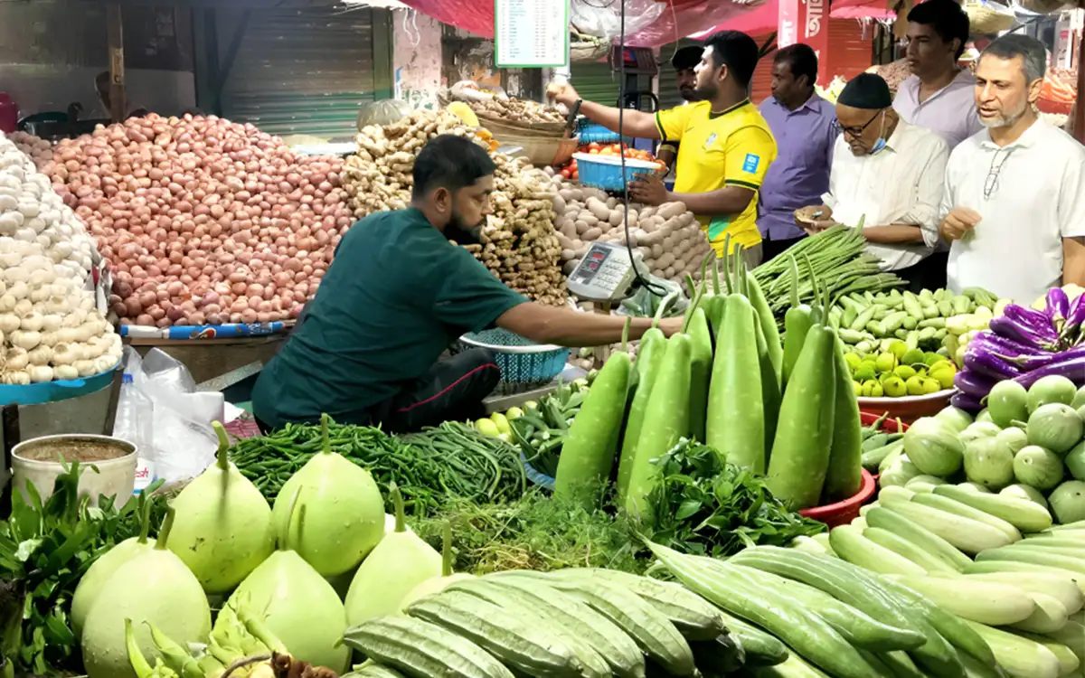 বগুড়ায় কমছে না সবজির দাম, চাপে নিম্ন আয়ের মানুষ