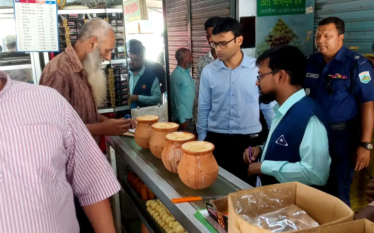 বগুড়ায় মানহীন দই তৈরির দায়ে ২ কারখানায় জরিমানা