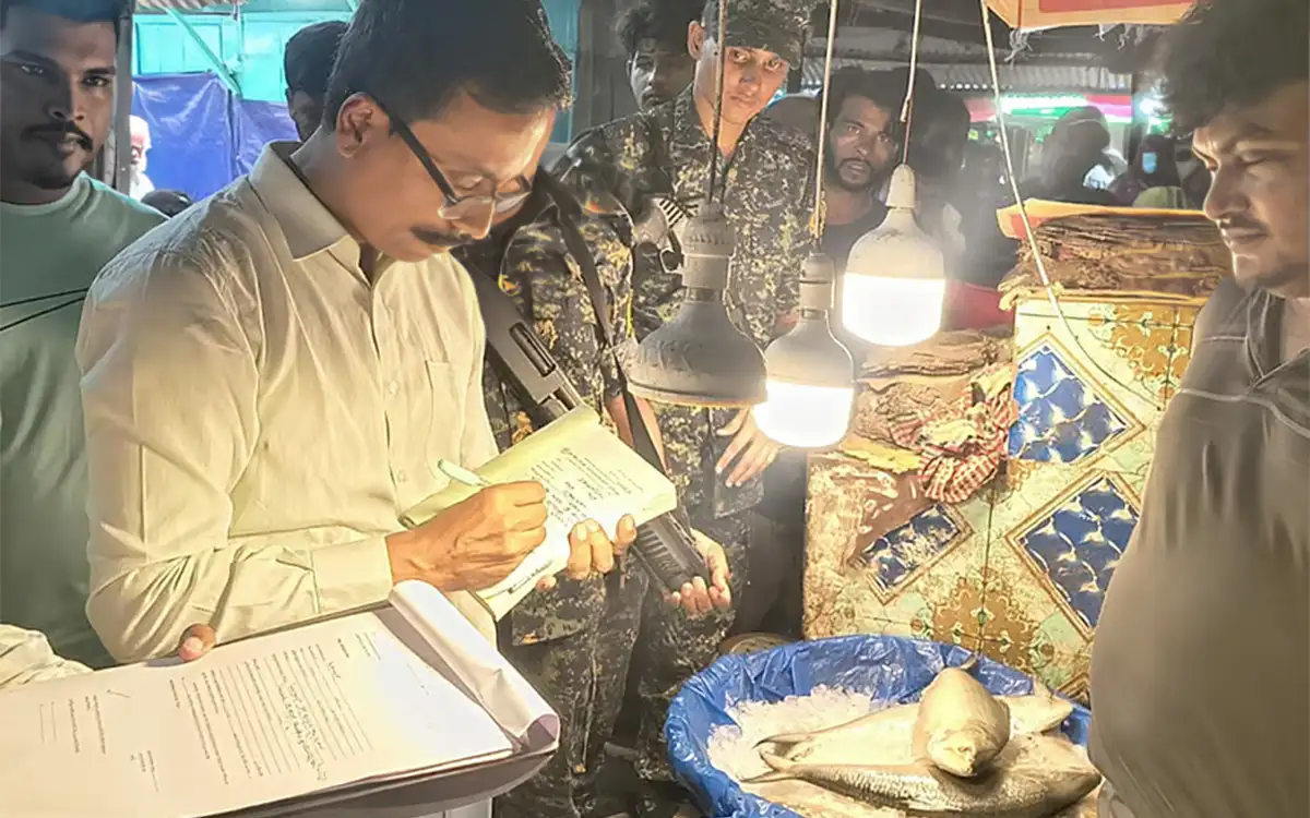 ব্রাহ্মণবাড়িয়ায় ডিজিটাল পাল্লায় রশি বেঁধে কারচুপি, ইলিশ বিক্রেতাকে লাখ টাকা জরিমানা