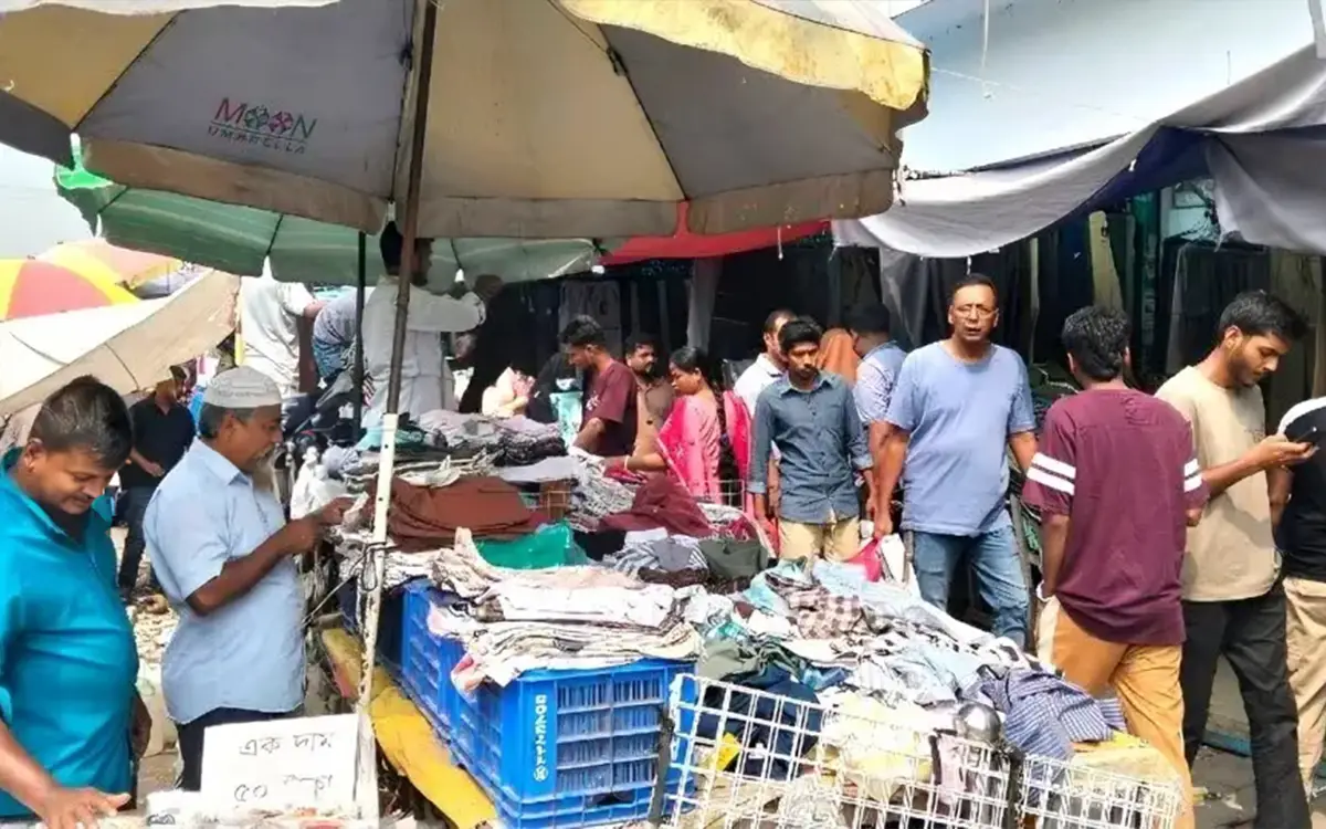 শারদীয় দুর্গাপূজায় ছুটির দিনে জমে উঠেছে নিউমার্কেটের কেনাকাটা