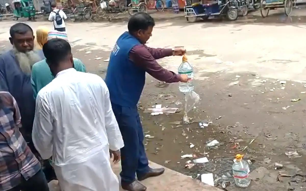 বগুড়ায় বিএসটিআইয়ের অভিযানে নকল ব্যাটারি পানি ধ্বংস