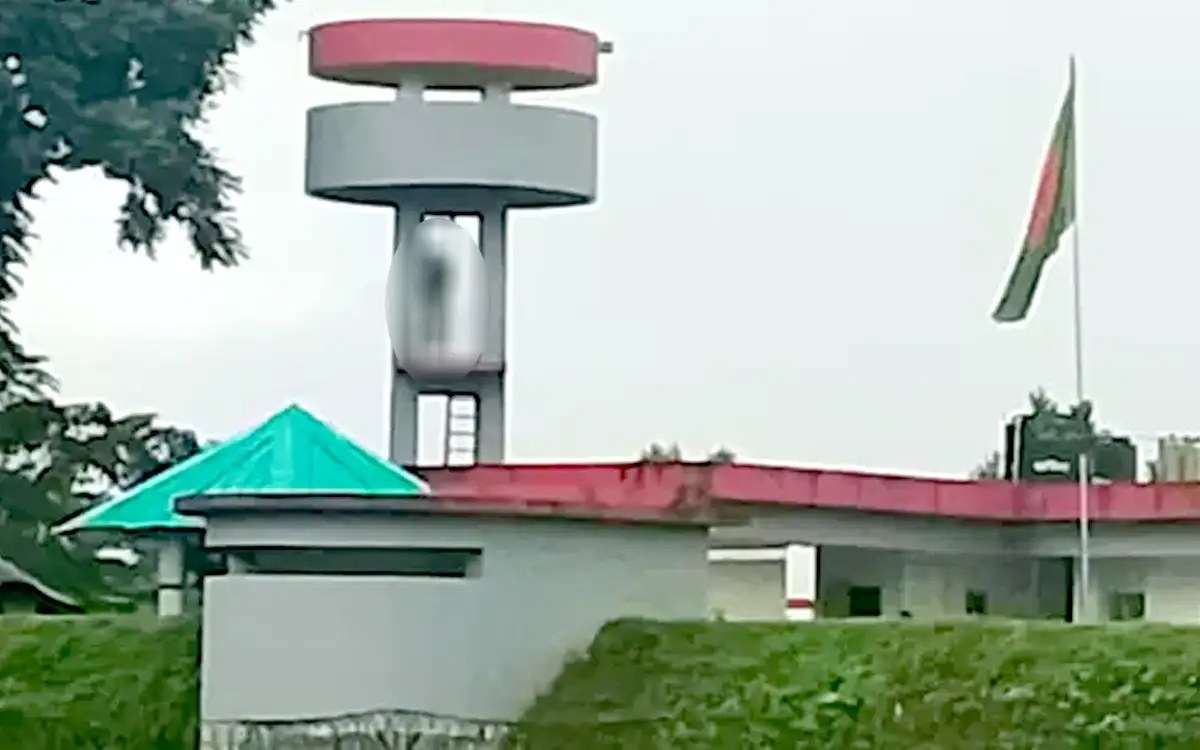 জৈন্তাপুর সীমান্ত ফাঁড়ির ওয়াচ টাওয়ার থেকে বিজিবি সদস্যে...