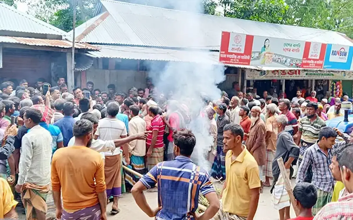 কুড়িগ্রামে সারের দাবিতে সড়ক অবরোধ কৃষকদের