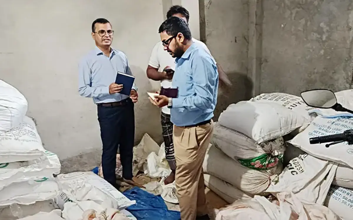 পাঁচবিবিতে কৃষকের বাড়ি থেকে ৭৬ বস্তা মজুত সার জব্দ