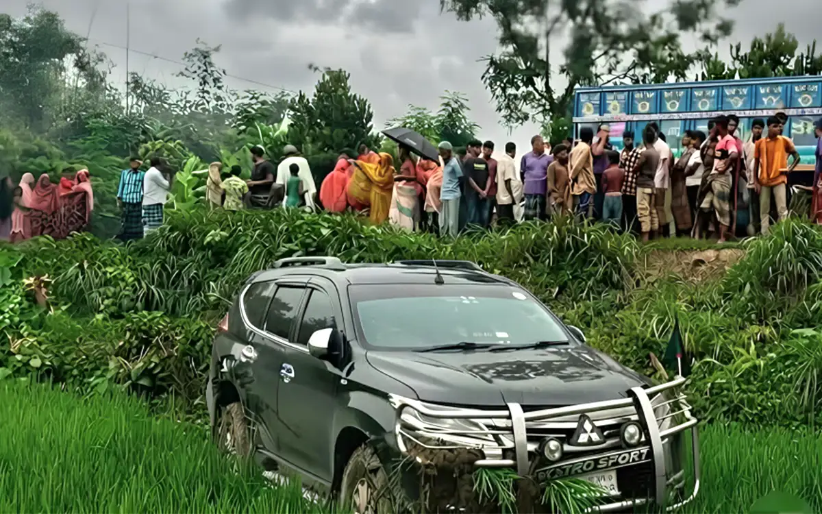 বগুড়ায় নিয়ন্ত্রণ হারিয়ে গাড়ি ধানখেতে, প্রতিমন্ত্রী ও স্ত্রীসহ আহত ৩