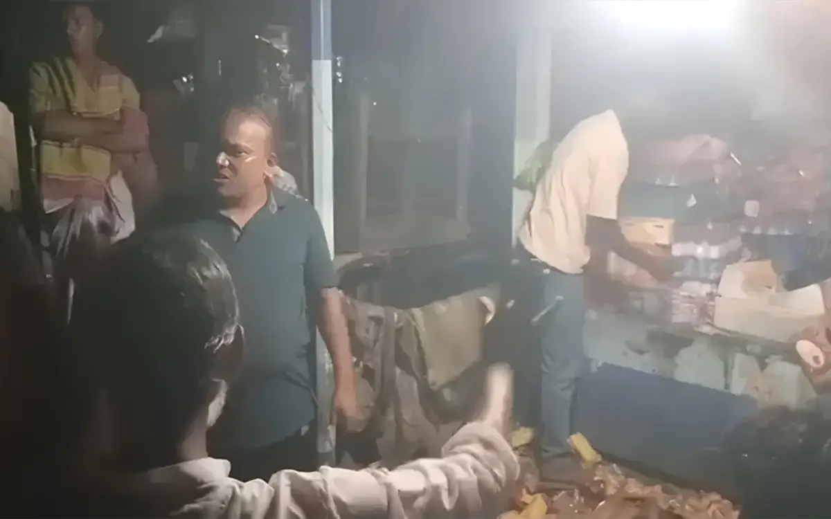 নেত্রকোনায় বাকিতে সিগারেট না দেওয়ায় দোকানে আগুন, দগ্ধ দোকানি