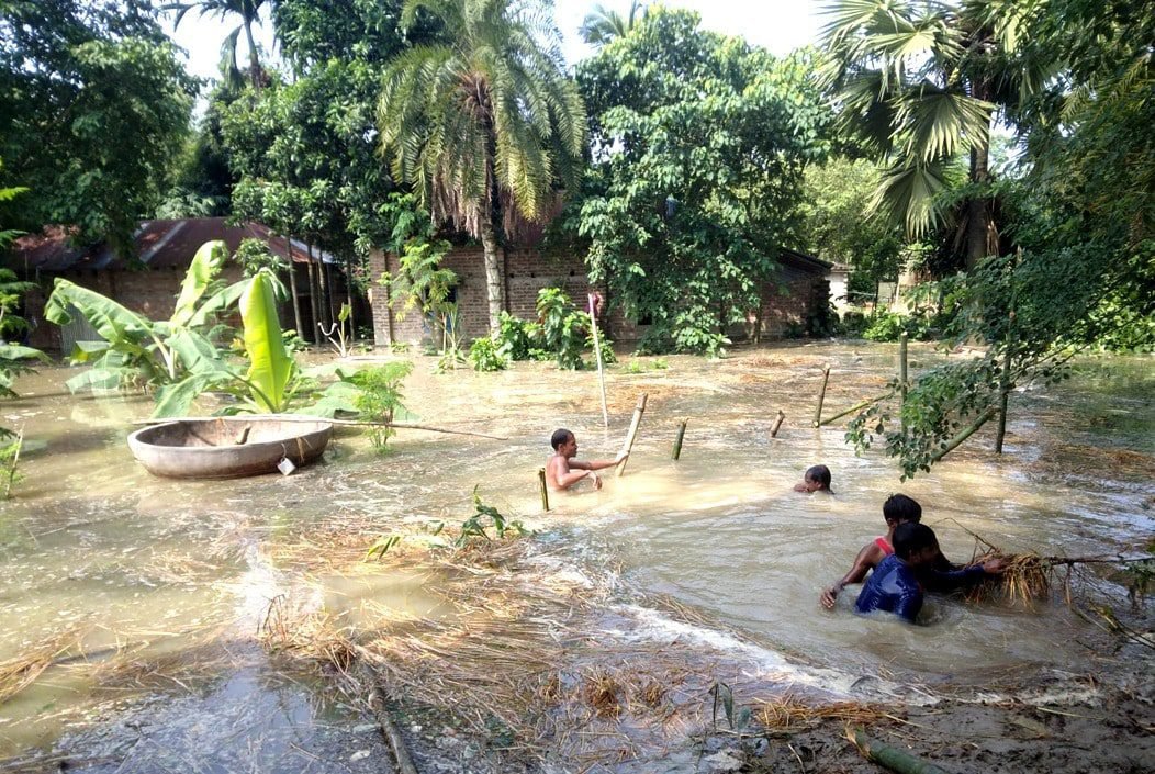 নওগাঁর আত্রাই ও ছোট যমুনার ভাঙনে পানিবন্দি আড়াই হাজার পরিবার