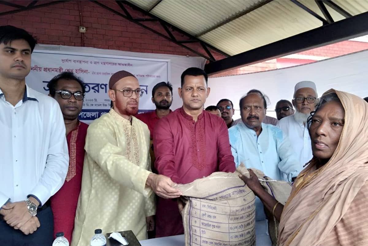 অতিবৃষ্টিতে ক্ষতিগ্রস্থদের মাঝে ত্রাণ সামগ্রী বিতরণ