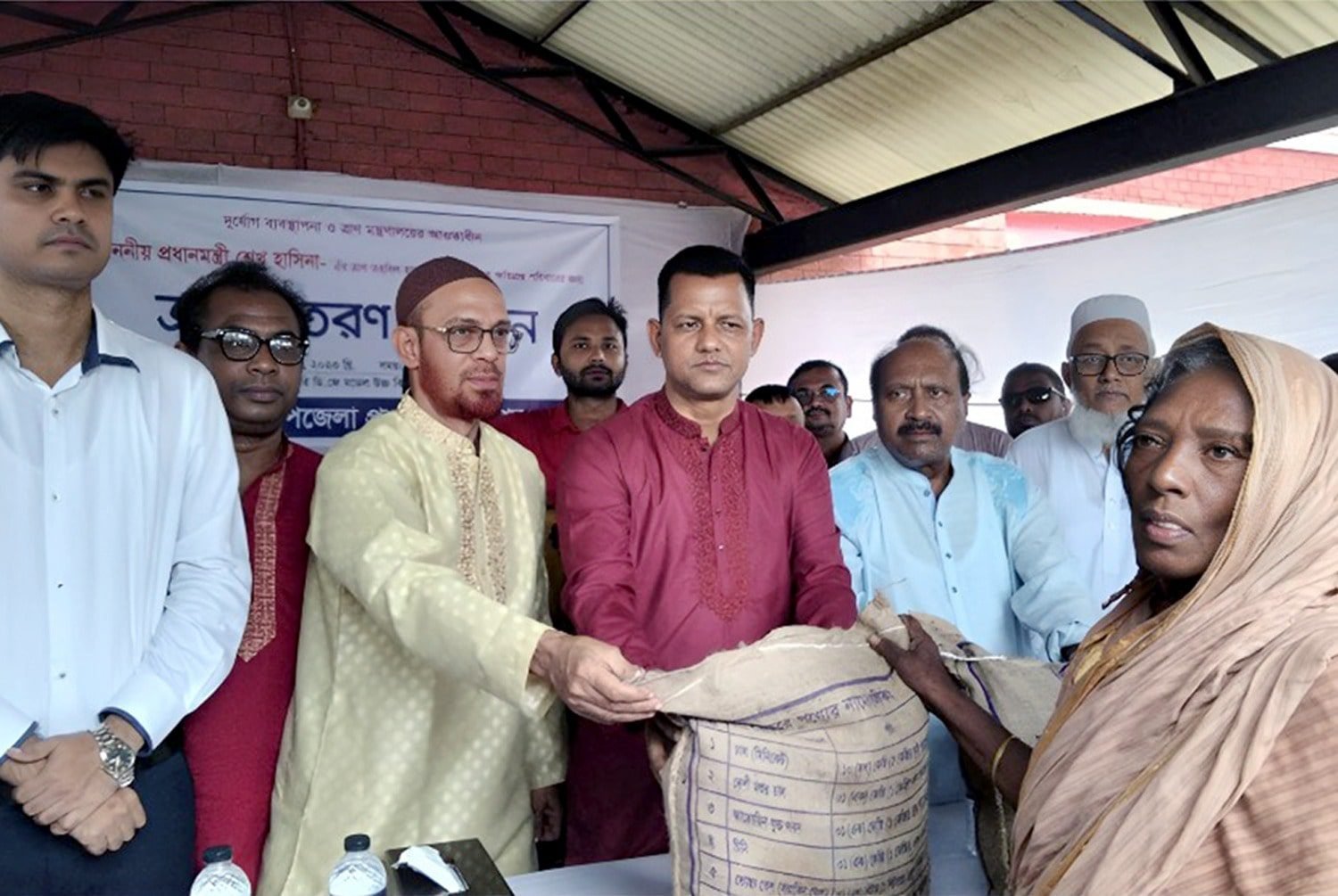 অতিবৃষ্টিতে ক্ষতিগ্রস্থদের মাঝে ত্রাণ সামগ্রী বিতরণ