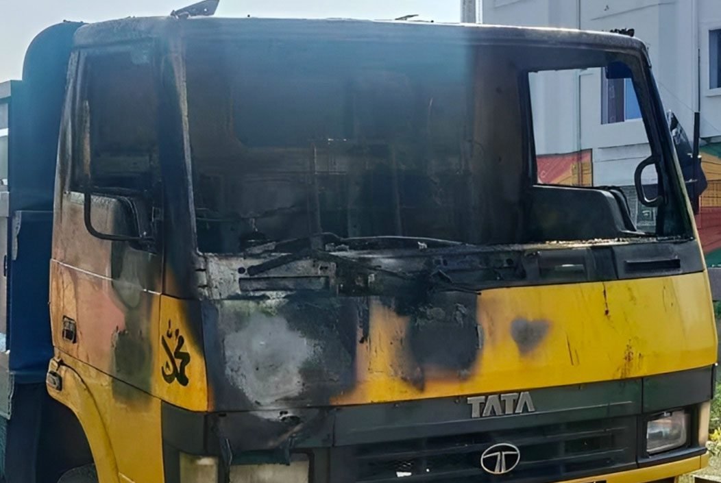 বগুড়ায় দাঁড়িয়ে থাকা ট্রাকে আগুন দেয় দুর্বৃত্তরা