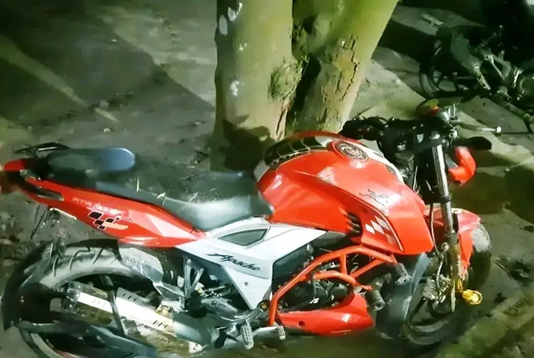 কুমিল্লায় রসমালাই খেতে যাওয়ার পথে মোটরসাইকেল-বাস সংঘর্ষ...