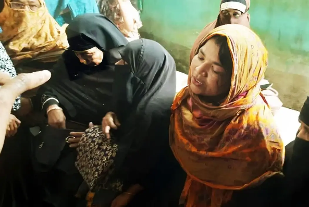 নোয়াখালীর জেলা শহরে স্ত্রীকে গলাকেটে হত্যার পর ফাঁস নিল...