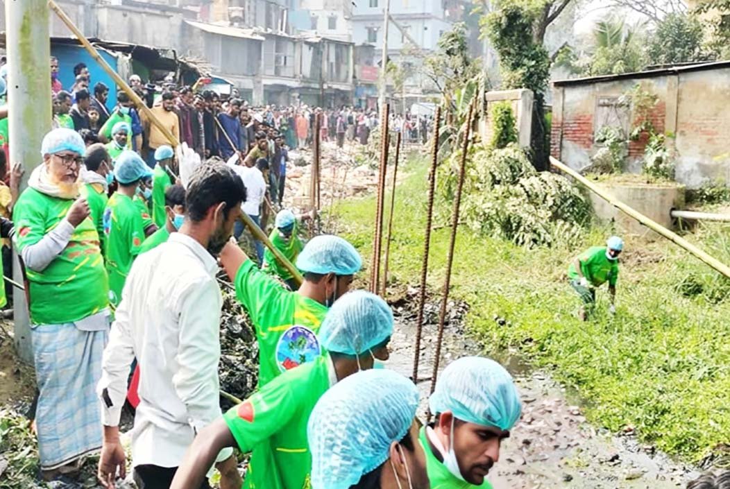 হবিগঞ্জের মাধবপুরে আবর্জনাপূর্ণ খালে নামলেন ব্যারিস্টার সুমন