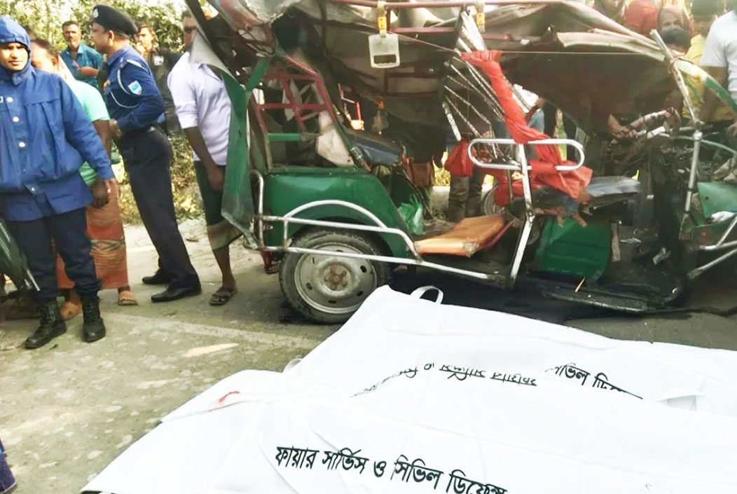 খুলনার ডুমুরিয়ায় ট্রাকচাপায় অটোরিকশার ৪ যাত্রী নিহত