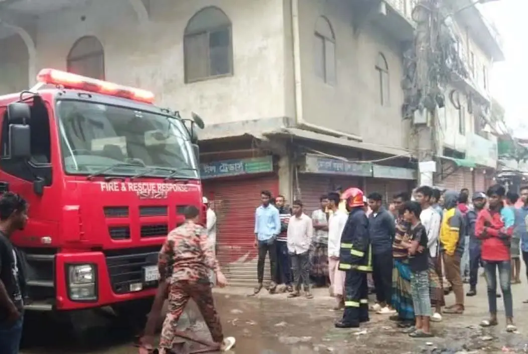 গাজীপুরের টঙ্গীতে মার্কেটে আগুন, দেড় ঘণ্টা চেষ্টার পর ...