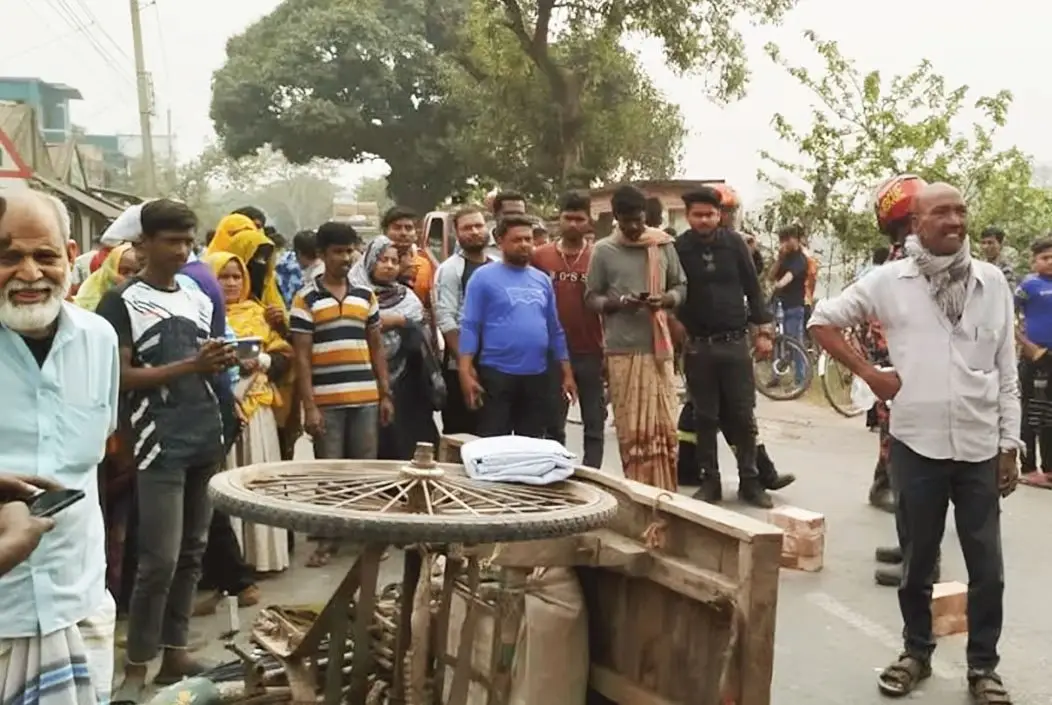 চুয়াডাঙ্গার আলমডাঙ্গায় ট্রাক-ভ্যানের মুখোমুখি সংঘর্ষে ন...