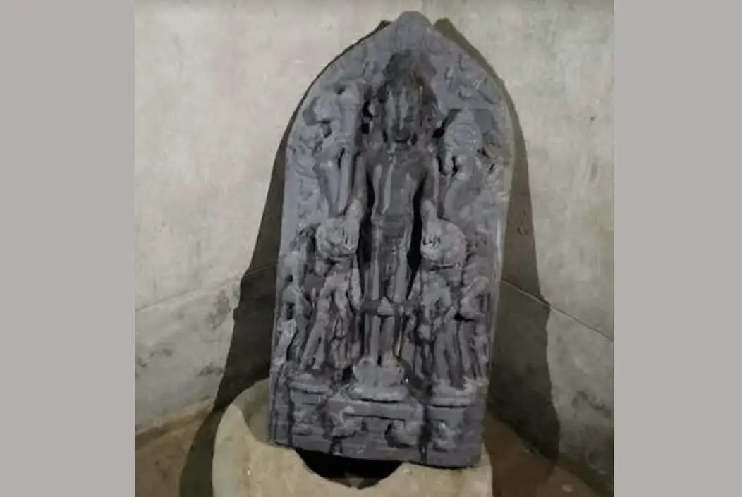 দিনাজপুরের বিরলে পুকুর খননকালে কষ্টিপাথরের বিষ্ণু মূর্ত...