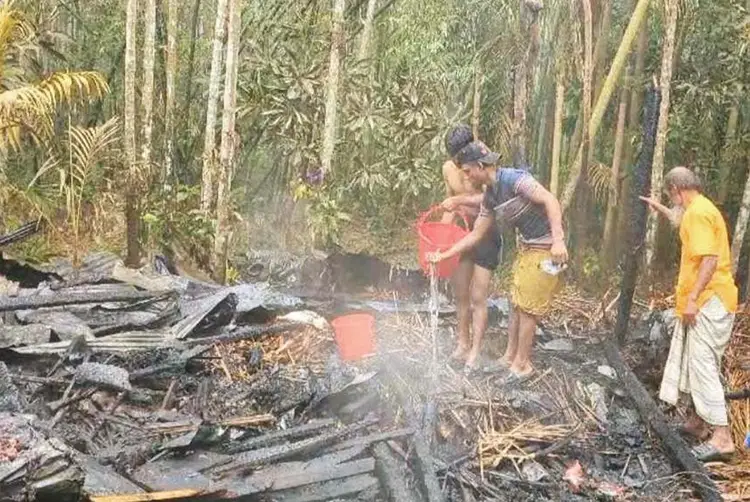 চাঁদপুরের ফরিদগঞ্জে তিন বসতঘর আগুনে পুড়ে ছাই