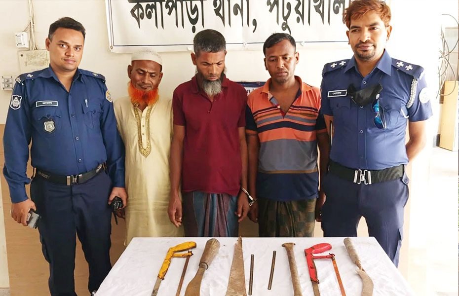 পটুয়াখালীর কলাপাড়ায় অস্ত্রসহ আটক ৩