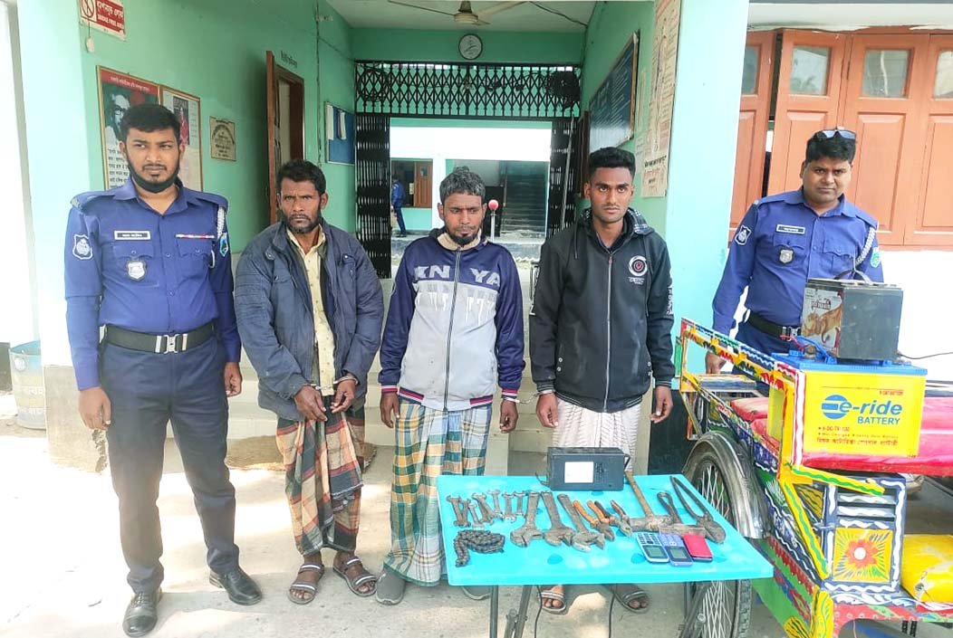 নওগাঁর মহাদেবপুরে আন্তঃজেলা চোর দলের ৩ সদস্য গ্রেপ্তার