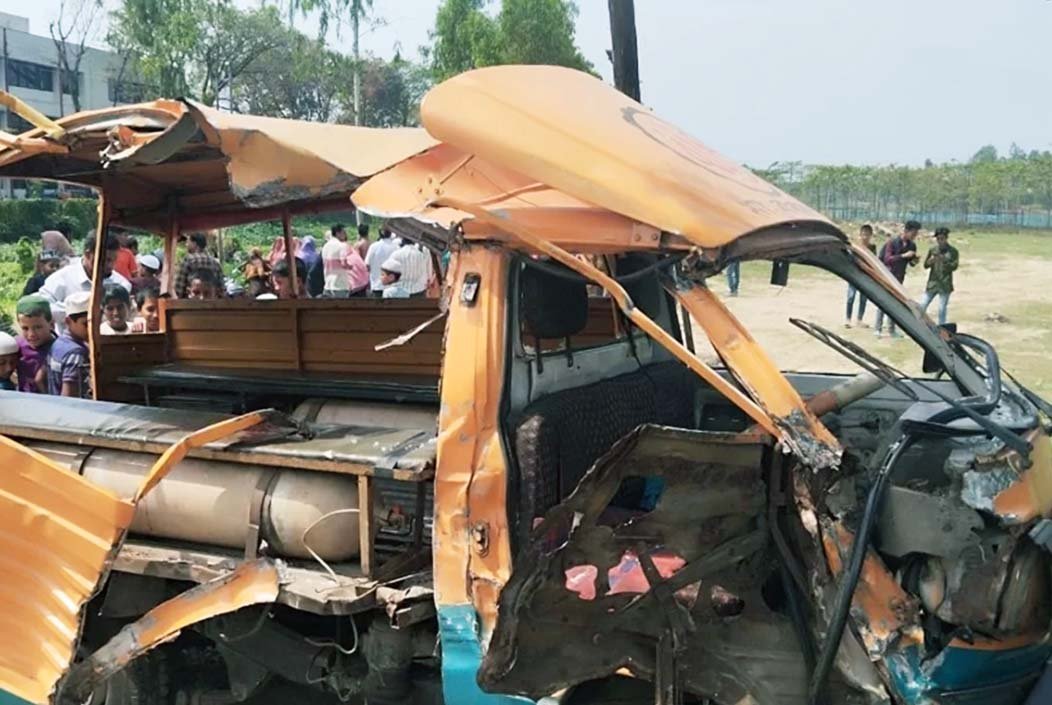 পিকআপ ও লেগুনার সংঘর্ষে একই পরিবারের ৫ জনের মৃত্যু