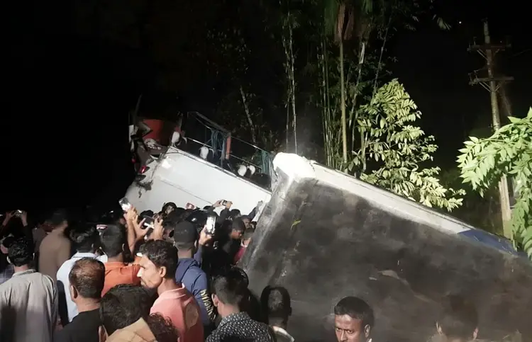 বরিশালের গৌরনদীতে যাত্রীবাহী বাস খাদে পড়ে নিহত ১, আহত ১২