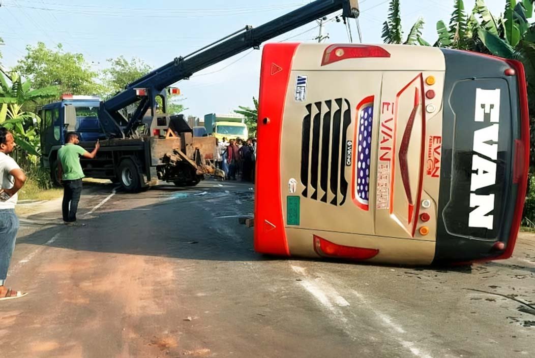 বাগেরহাটে যাত্রীবাহী বাস উল্টে গিয়ে পুলিশসহ আহত ২০