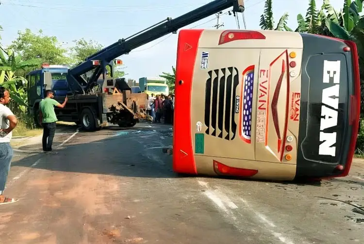 বাগেরহাটে যাত্রীবাহী বাস উল্টে গিয়ে পুলিশসহ আহত ২০