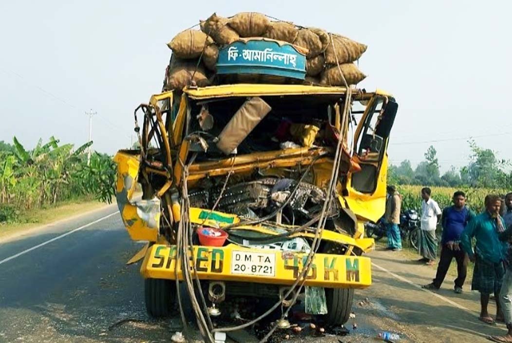 বিরামপুরে দুটি ট্রাকের সংঘর্ষে চালক নিহত