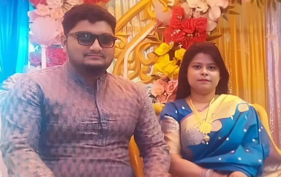 গায়েহলুদের অনুষ্ঠান থেকে ফেরার পথে বাসচাপায় স্বামী-স্ত্...