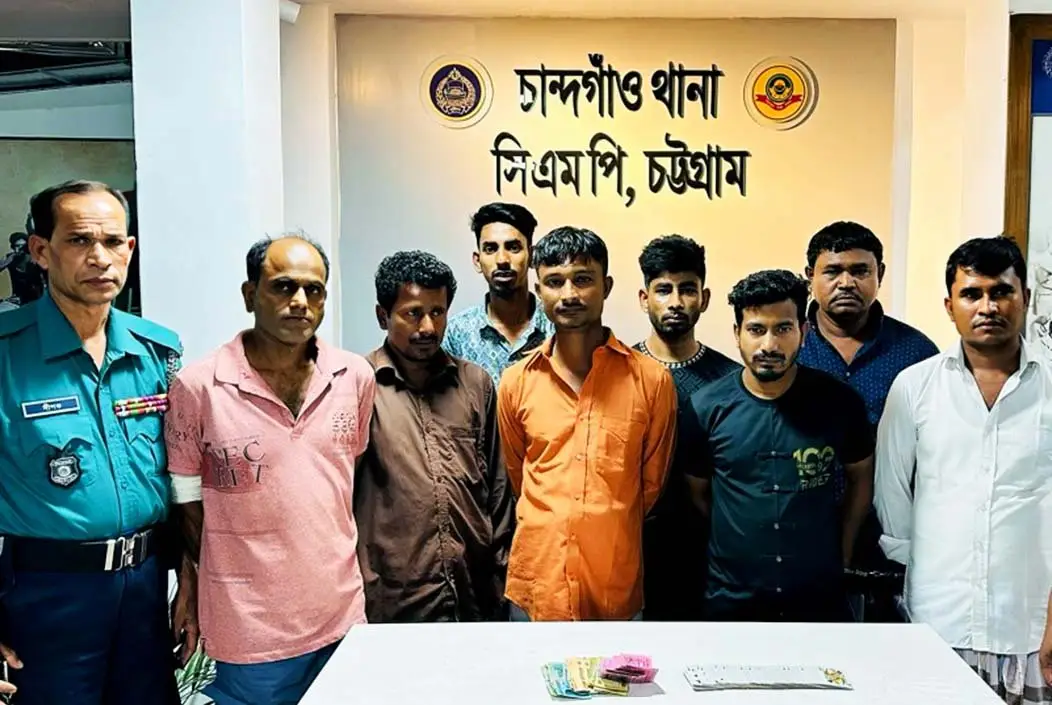 চট্টগ্রামের চান্দগাঁওয়ে জুয়া খেলার আসর থেকে ৮ জুয়ারি গ্...