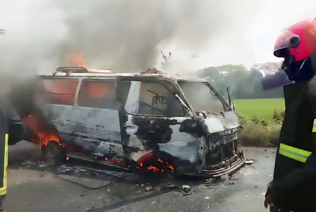 যশোরে একটি চলন্ত অ্যাম্বুলেন্সে ভয়াবহ আগুন
