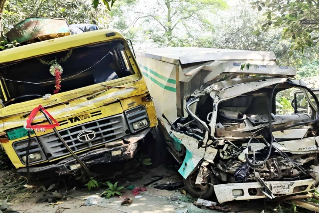 রাজবাড়ীতে ট্রাক ও কাভার্ডভ্যান মুখোমুখি সংঘর্ষে নিহত ১