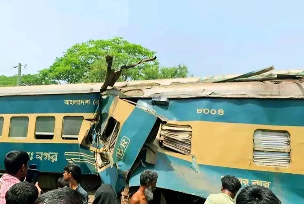 গাজীপুরের জয়দেবপুরে ২টি ট্রেনের মুখোমুখি সংঘর্ষ, আহত ৪