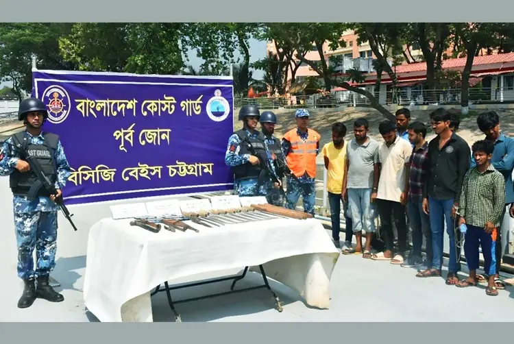 চট্টগ্রামে বিদেশি জাহাজে ডাকাতির প্রস্তুতি, ১২ ডাকাত গ্রেপ্তার