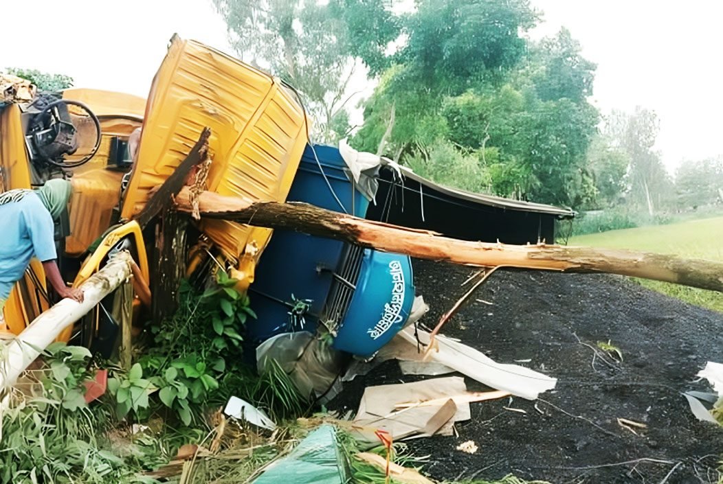 জামালপুরের মাদারগঞ্জে কয়লা ভর্তি ট্রাক উল্টে চালকের মৃত্যু