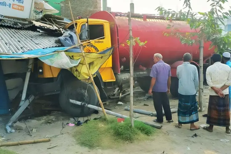 দিনাজপুরে নিয়ন্ত্রণ হারিয়ে চা’য়ের দোকানে ঢুকল তেলবাহী লরি, নিহত ২