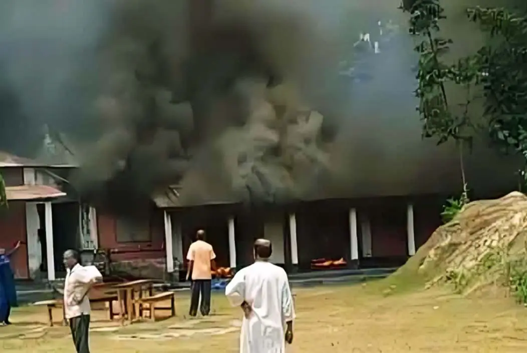লালমনিরহাটে ক্লাস চলাকালীন হঠাৎ স্কুলে আগুন, শ্রেণিকক্ষ...