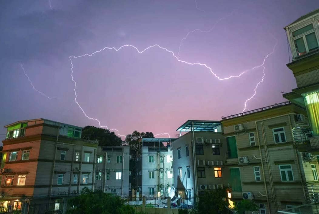 হংকং শহর এক রাতে ১০ হাজার বজ্রাঘাতের শিকার