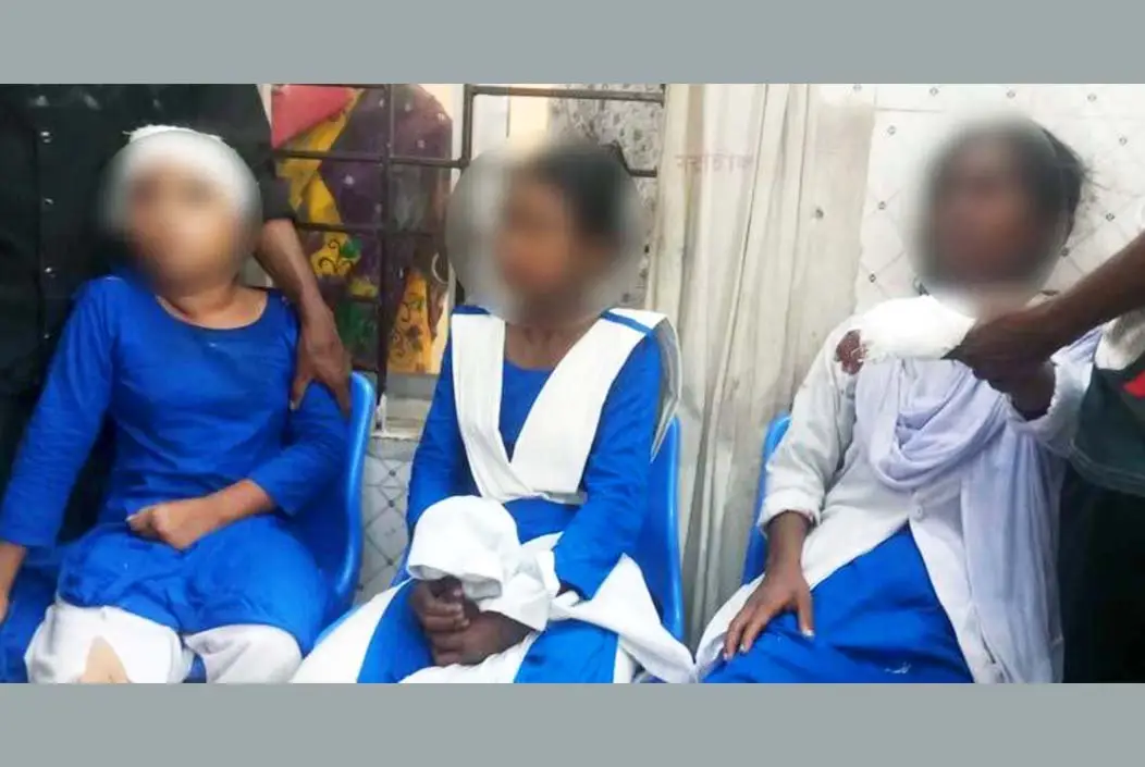 গাইবান্ধায় শ্রেণীকক্ষে ঢুকে ৪ শিক্ষার্থীকে ছুরিকাঘাতে জ...