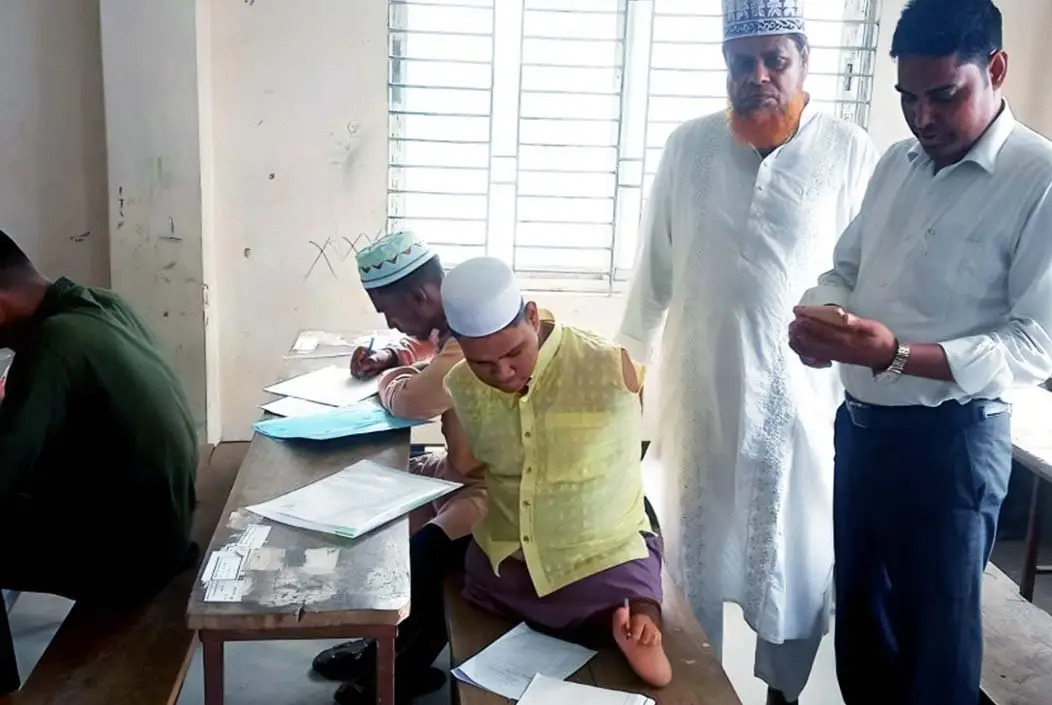 দুই হাত নেই, এক পা’য়ের ভরসাতেই পরীক্ষা দিচ্ছেন মাদ্রাসা...