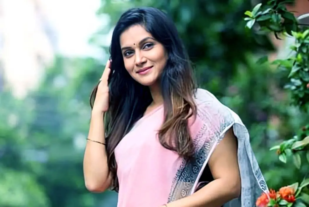 ‘পরকীয়া’ নিয়ে মিথিলার অভিনব উত্তর