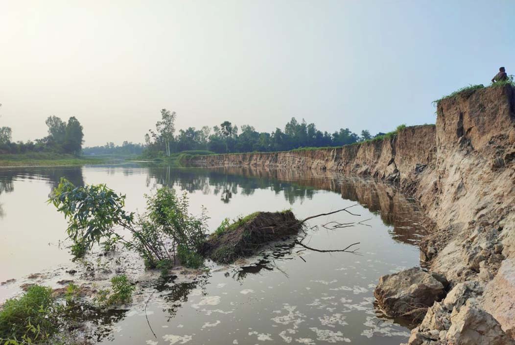 বগুড়ার শেরপুরে বাঙালী নদী খননে করতোয়ায় ভাঙন