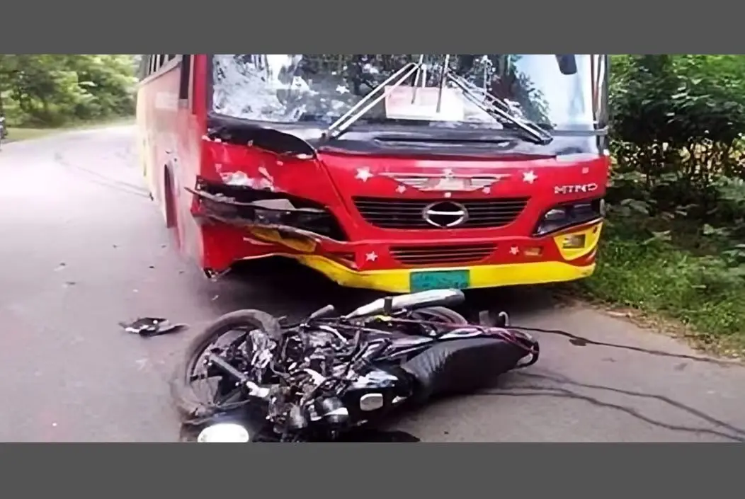 বাস ও মোটরসাইকেলের মুখোমুখি সংঘর্ষে বাবা-ছেলে নিহত, মা ...