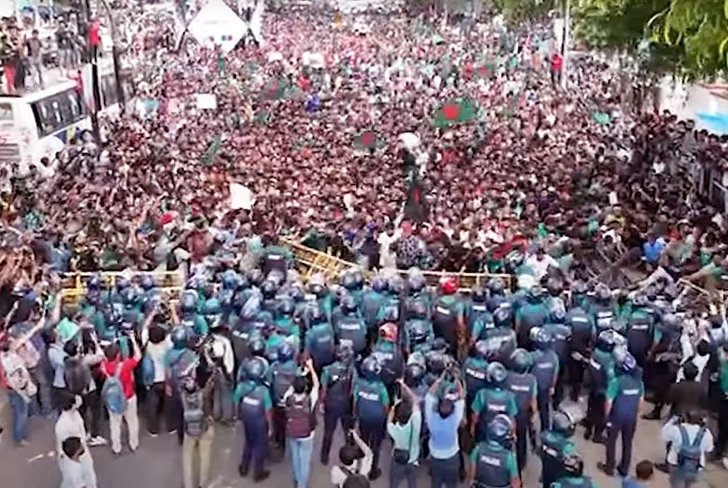 কোটা সংস্কারের দাবিতে ব্যারিকেড ভেঙে বঙ্গভবনের পথে আন্দোলনকারীরা