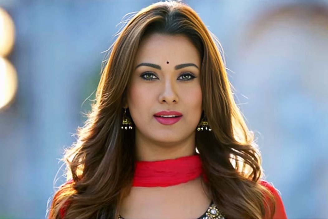 চিত্রনায়িকা ববির বিরুদ্ধে হত্যাচেষ্টা ও চুরির মামলা