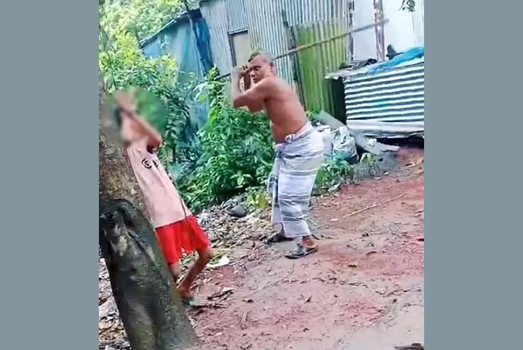 চুরির অপবাদে গাছের সঙ্গে বেঁধে বেধড়ক পেটানো হলো শিশুকে