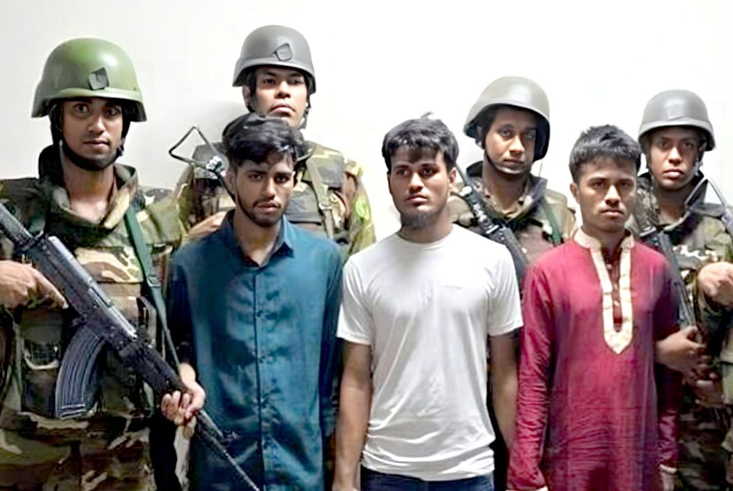 পুলিশ ও সেনাবাহিনীর গাড়িতে আগুনের ঘটনায় গ্রেফতার ৩