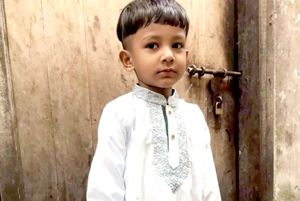 মায়ের সামনেই দেয়াল ধসে শিশুর মৃত্যু